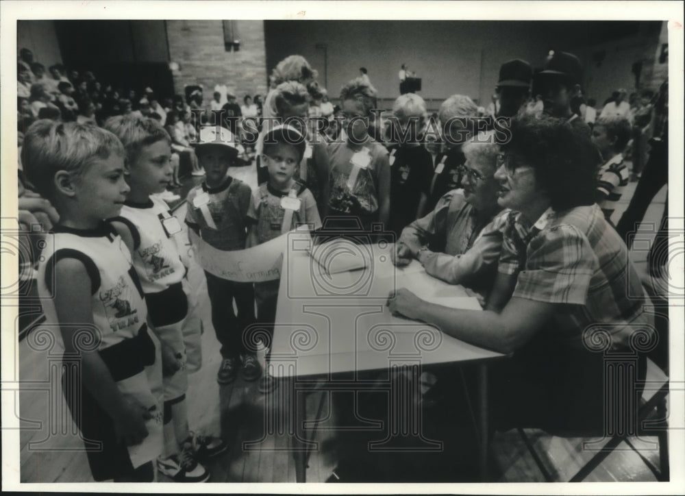 1989 Press Photo Twin-O-Rama judges give the twins a good look - mjc10328 - Historic Images
