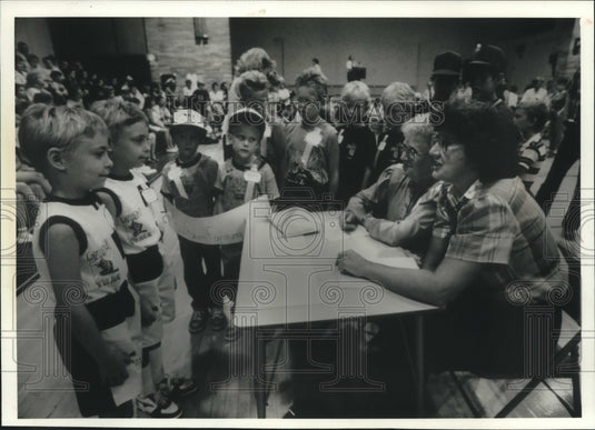 1989 Press Photo Twin-O-Rama judges give the twins a good look - mjc10328 - Historic Images