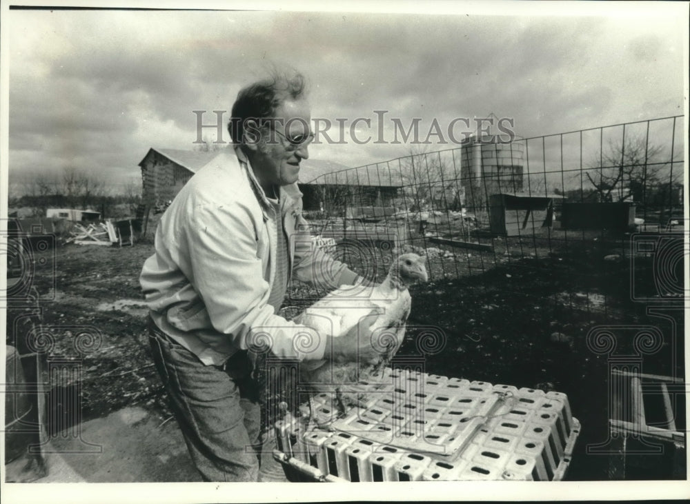 1992 Press Photo Melvin Trapp, turkey farmer, removes a turkey from carrier - Historic Images