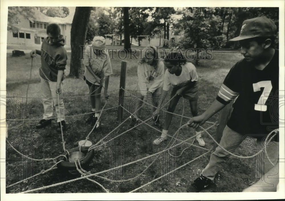 1992 Press Photo Teen participants try a challenge at Tyme Out Youth Center - Historic Images