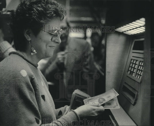 1985 Press Photo Martha Ashman-Fields withdraws money from TYME corporation - Historic Images