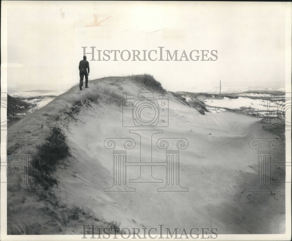 1956 Press Photo Hiker at Point Beach State Forest near Two Rivers, Wisconsin - Historic Images