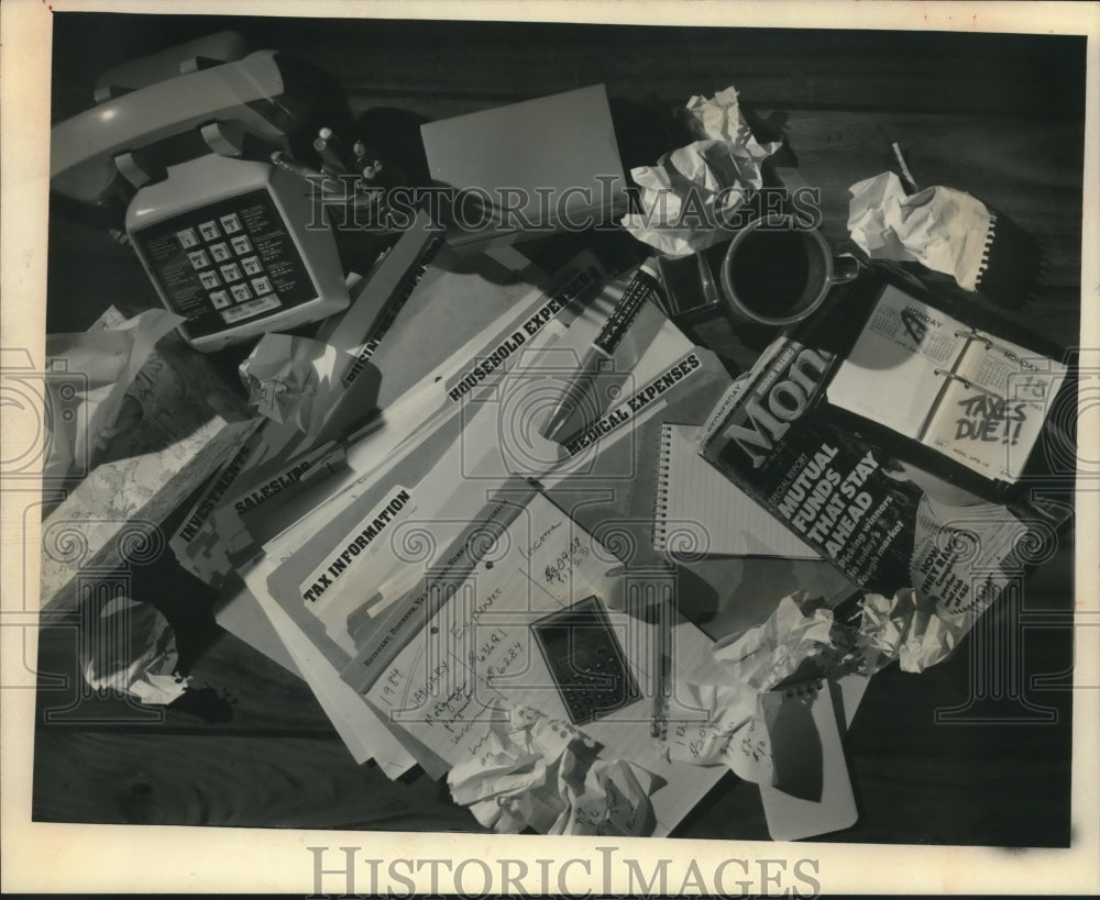 1985 Press Photo Getting organized cam make your taxes easier. - mjc10377 - Historic Images