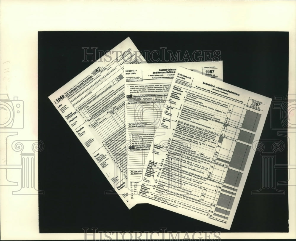 1988 Press Photo Internal Revenue Service 1040 Form, for filing your income tax. - Historic Images