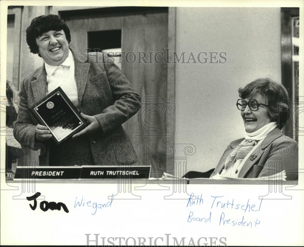 1982 Press Photo Teacher Joan Wiegand and Ruth Truttscel of Hamilton schools, WI - Historic Images