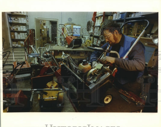 1993 Press Photo David Griffin working on snowblower at True Value Hardware - Historic Images