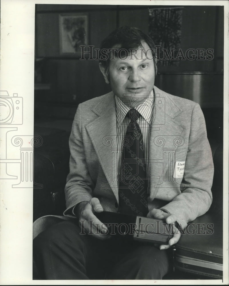 1973 Press Photo Dr. Edward Tyler psychiatrist at Family Practice Clinic Madison - Historic Images