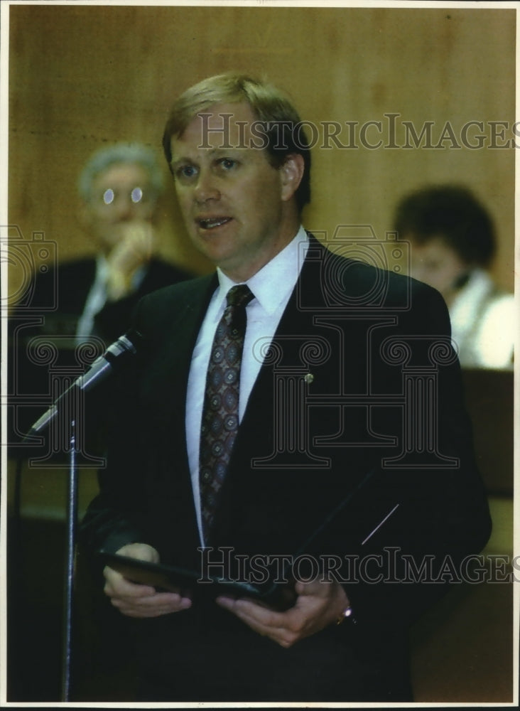 1993 Press Photo Mayor Tim Tully addresses Common Council on his last day - Historic Images