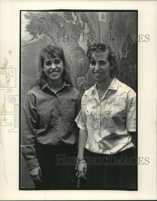 1990 Press Photo Twin sisters Katherine & Christine Metzo, Milwaukee, Wisconsin - Historic Images