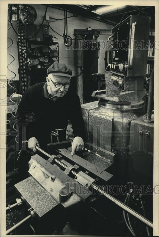 1986 Press Photo Kenny Pedersen of Tree Machine Tool Company factory - mjc10484 - Historic Images