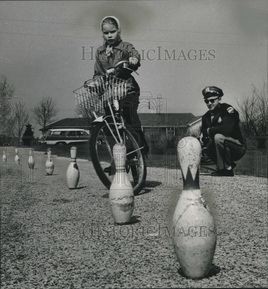 1959 Press Photo Deputy Sheriff Elmer Zell conducted safety checks in Germantown - Historic Images