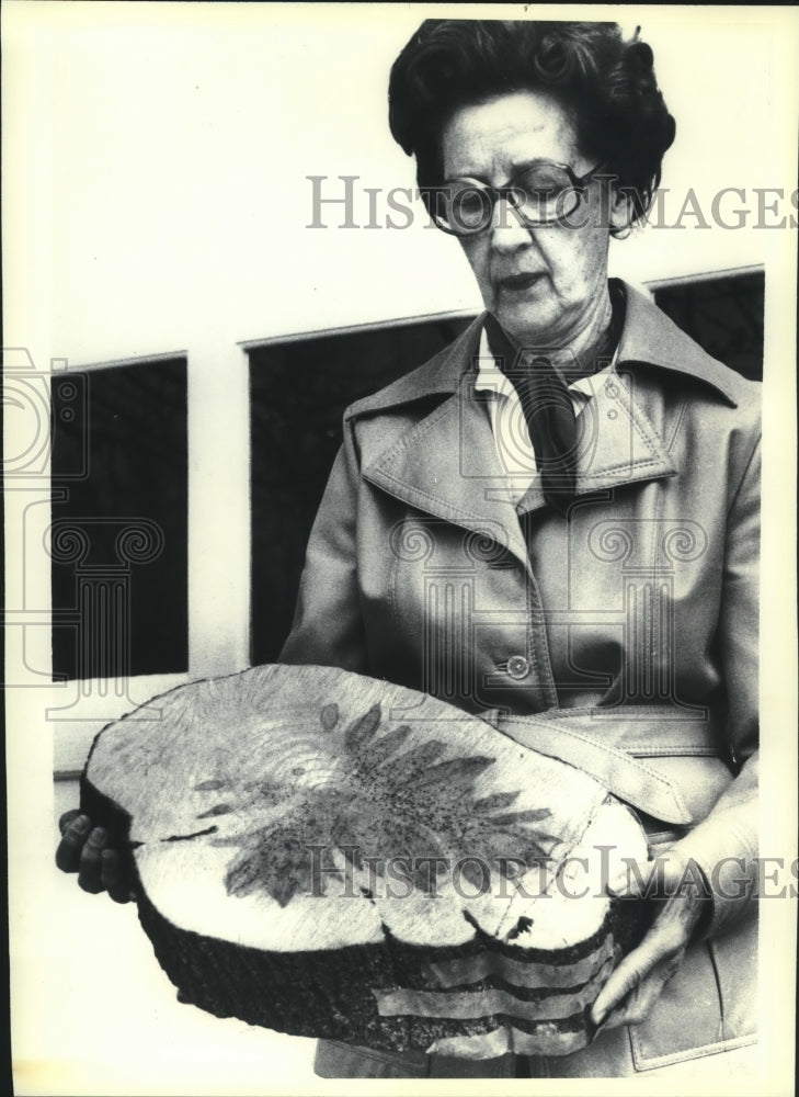 1979 Press Photo Illinois farmers find fern pattern inside box elder trunk - Historic Images