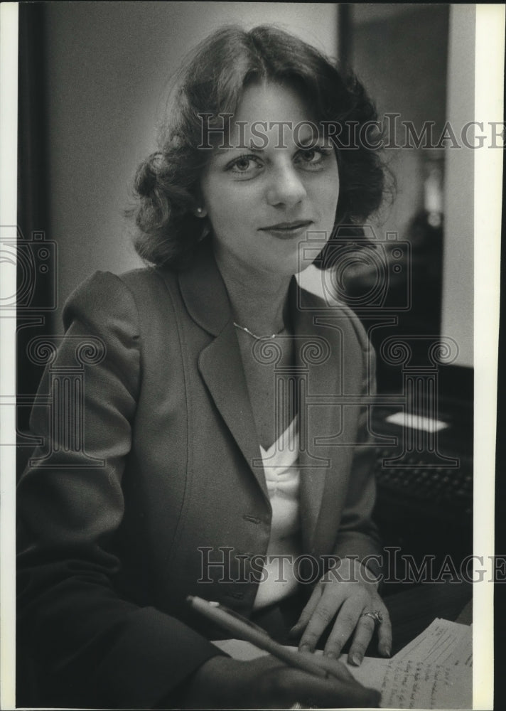 1983 Press Photo Kathy L. Treichel is Autoline Program Manager in Milwaukee - Historic Images
