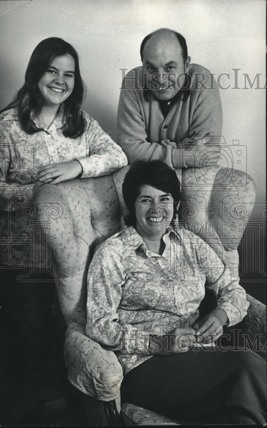 1976 Press Photo Laurie Trimble, former Moonie, and Mr. and Mrs. John Trimble - Historic Images