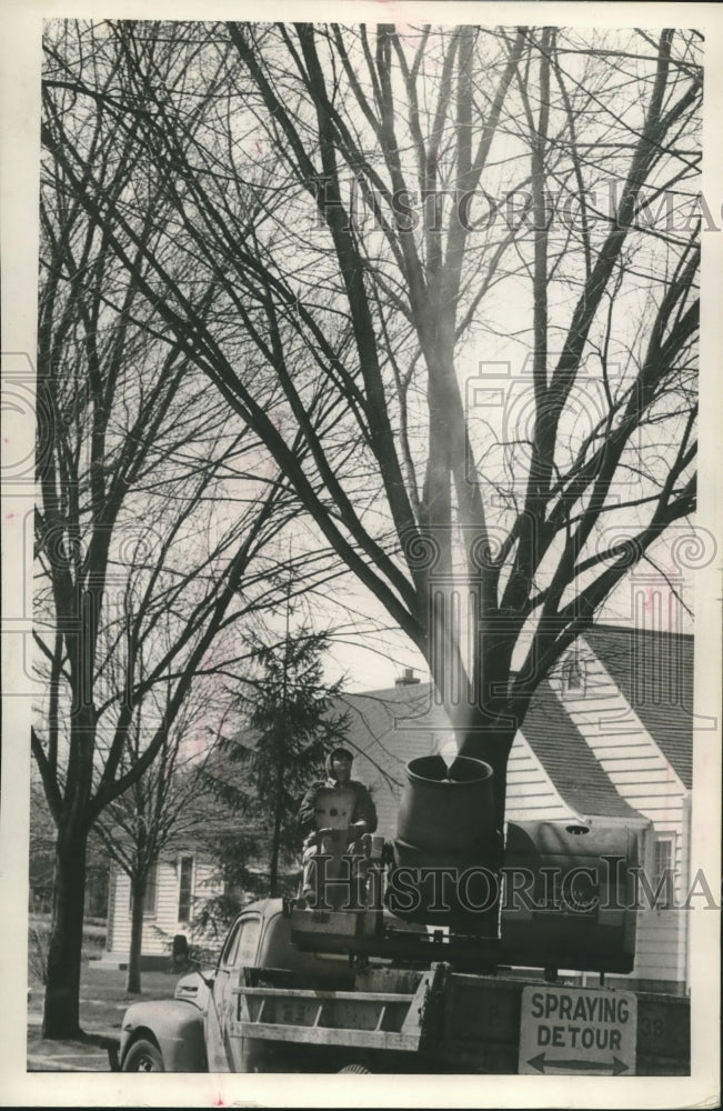 1965 Press Photo Russell Semon sprays elm trees on Milwaukee streets - mjc10520 - Historic Images