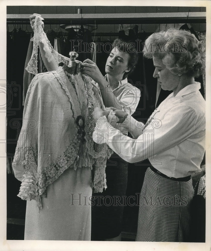 1963 Press Photo Miss Katie Treon, costume designer for Fred Miller Theater - Historic Images