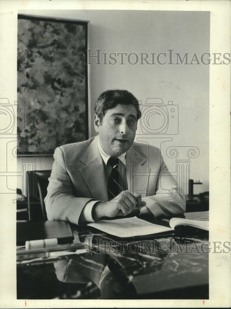 1975, Fred Silverman president ABC Entertainment - mjc10617 - Historic Images