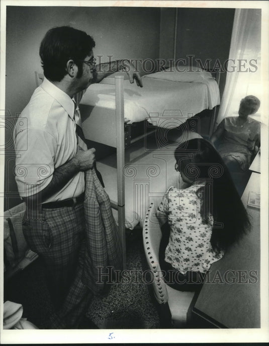 1975, Senator Timothy Cullen & inmates talk at Taycheedah, Wisconsin - Historic Images