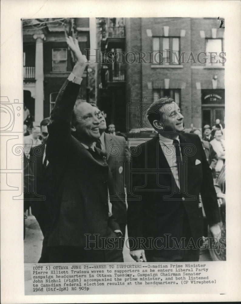 1968 Press Photo Canadian Prime Minister Pierre Elliott Trudeau waves in Ottawa - Historic Images