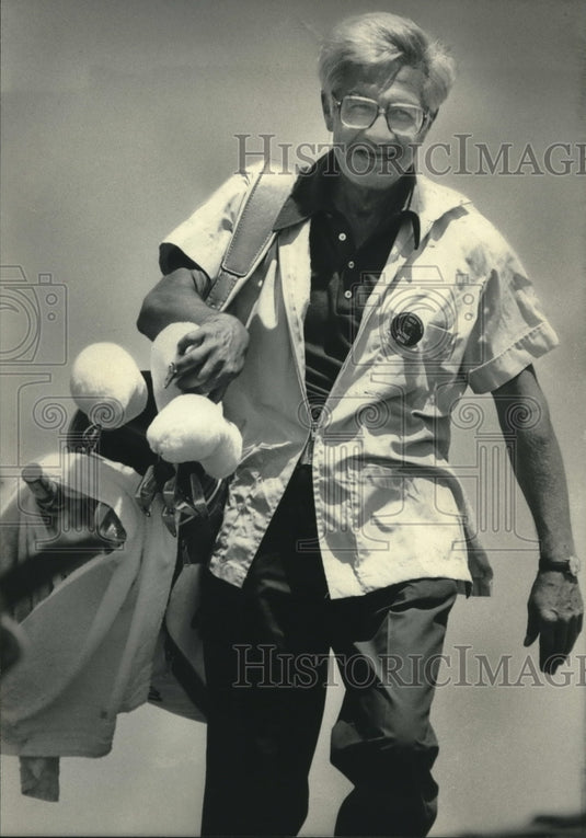 1983 Press Photo War memorial director Donald Turek caddied in Wisconsin - Historic Images