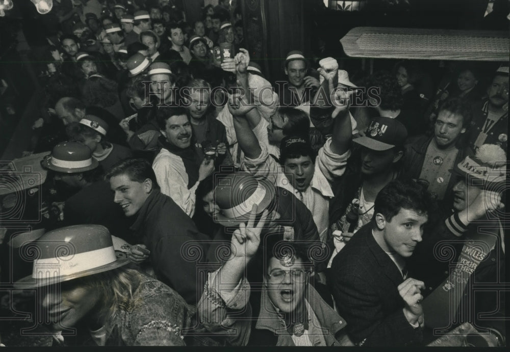 1990 Press Photo Patrons at Hooligan&#39;s Super Bar on St. Patricks Day - Historic Images