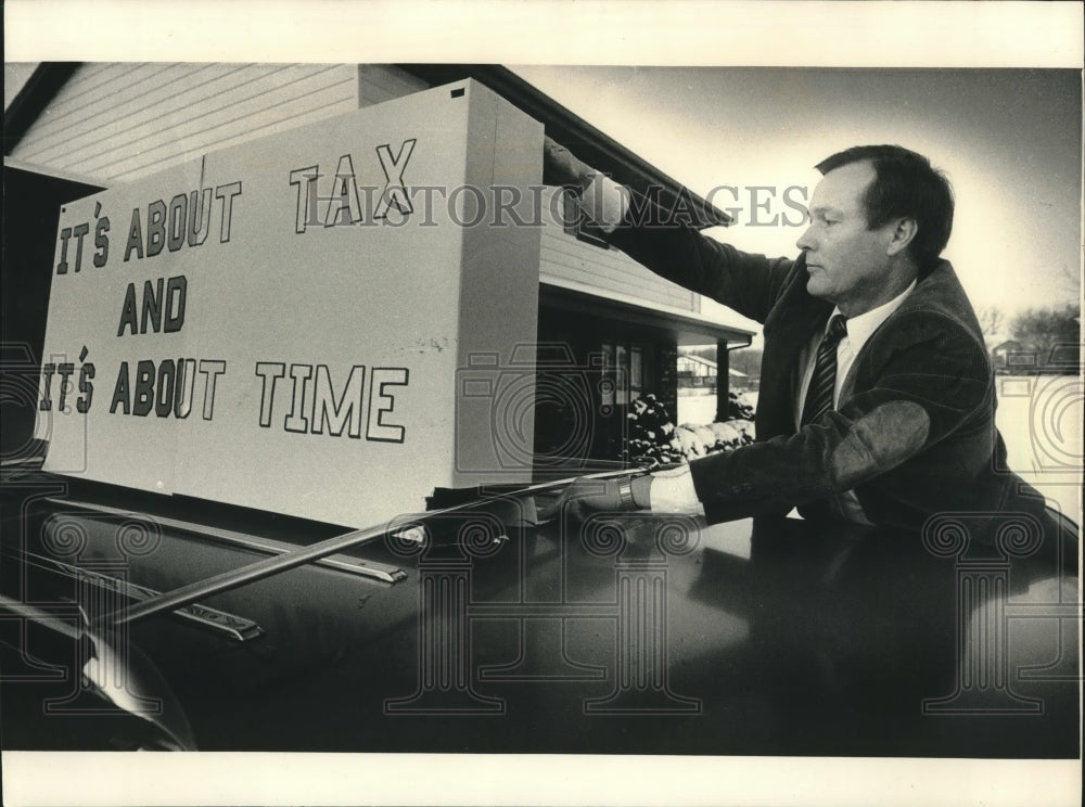 1987, Wayne Rummel displayed a rooftop sign on his car - mjc10734 - Historic Images