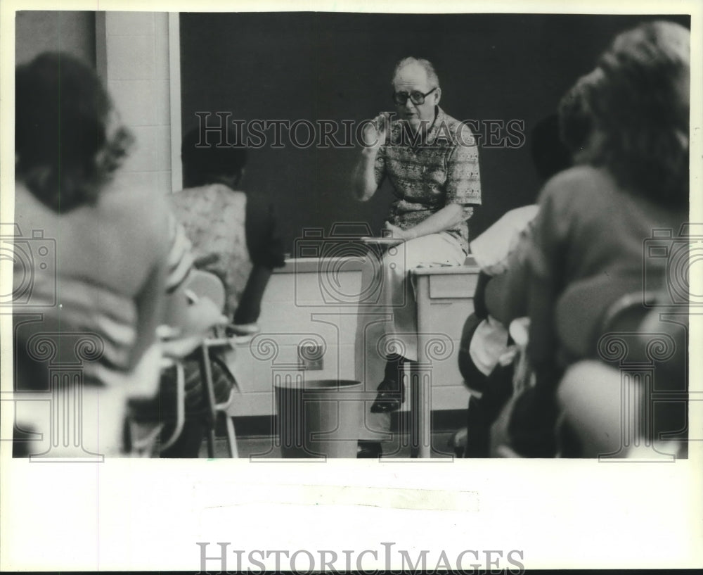 1983 Walter Rideout taught a class at Taycheedah, Wisconsin prison - Historic Images