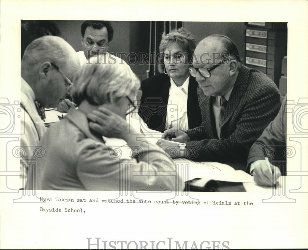 1987 Press Photo Myra Taxman watched count by voting officials at Bayside School - Historic Images