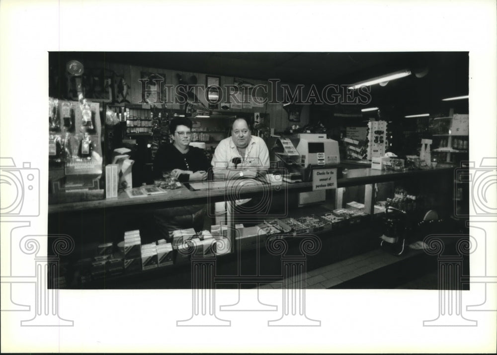 1994 Press Photo Gene &amp; Dee Vokes of Genes Tackle Lounge &amp; Grill, Trenton Island - Historic Images