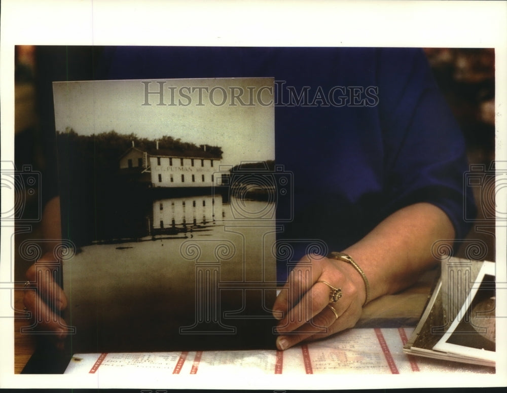 1994 Press Photo Dee Vokes &amp; 1936 Mississippi work barge photo, Trenton Island - Historic Images