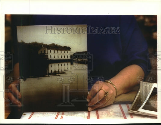 1994 Press Photo Dee Vokes & 1936 Mississippi work barge photo, Trenton Island - Historic Images