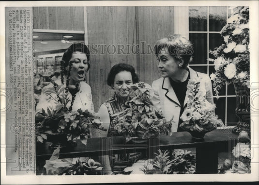 1965, Governors' wives admire flowers at convention, Minnesota - Historic Images