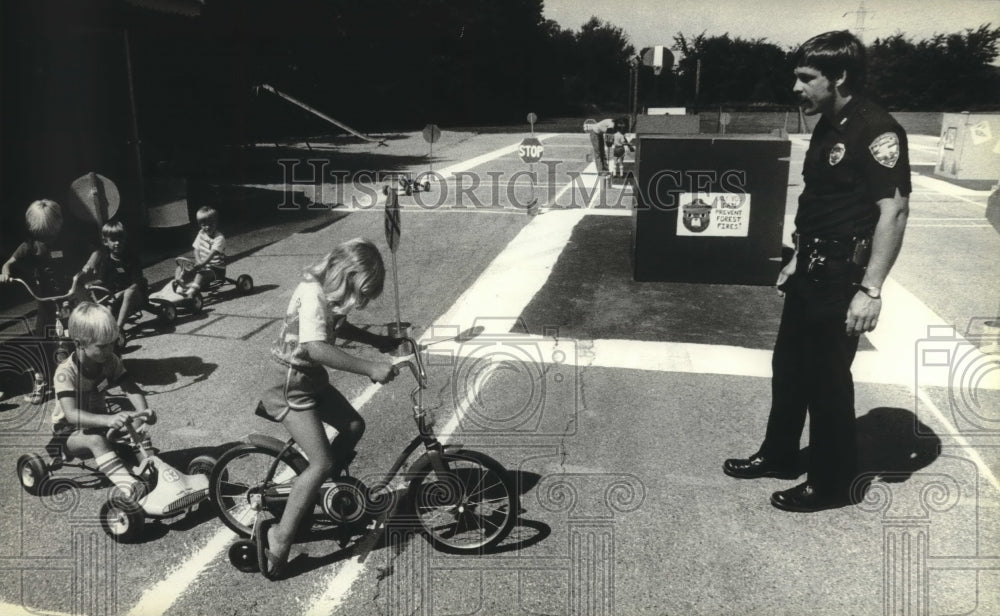 1981 Press Photo Policeman George Mielke teaching traffic safety to kids, WI. - Historic Images