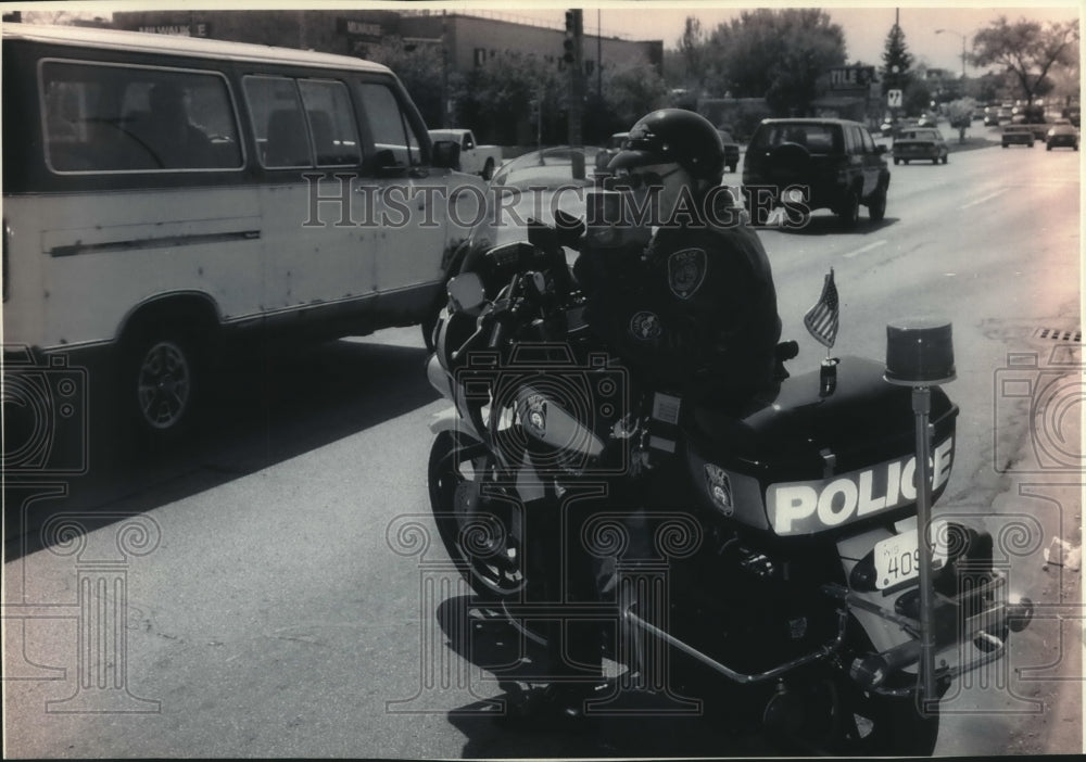 1992 Press Photo Wisconsin police officer Gary Cavender at an Enforcement Zone - Historic Images