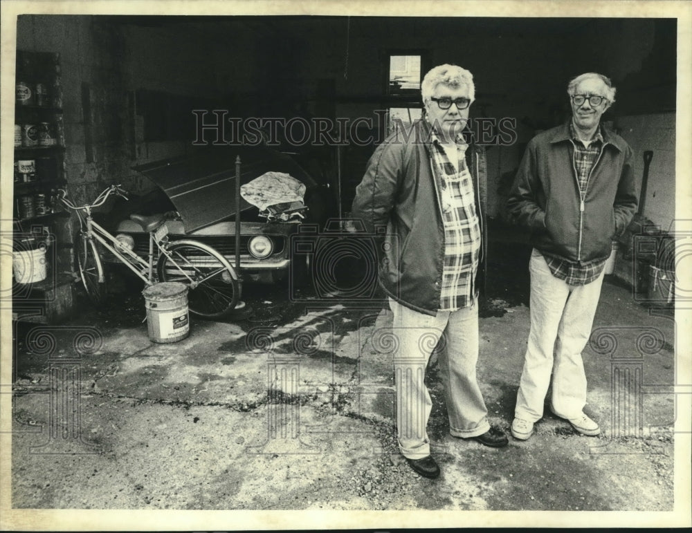 1982 Milwaukee&#39;s Peter Tarantino &amp; companion in his garage - Historic Images