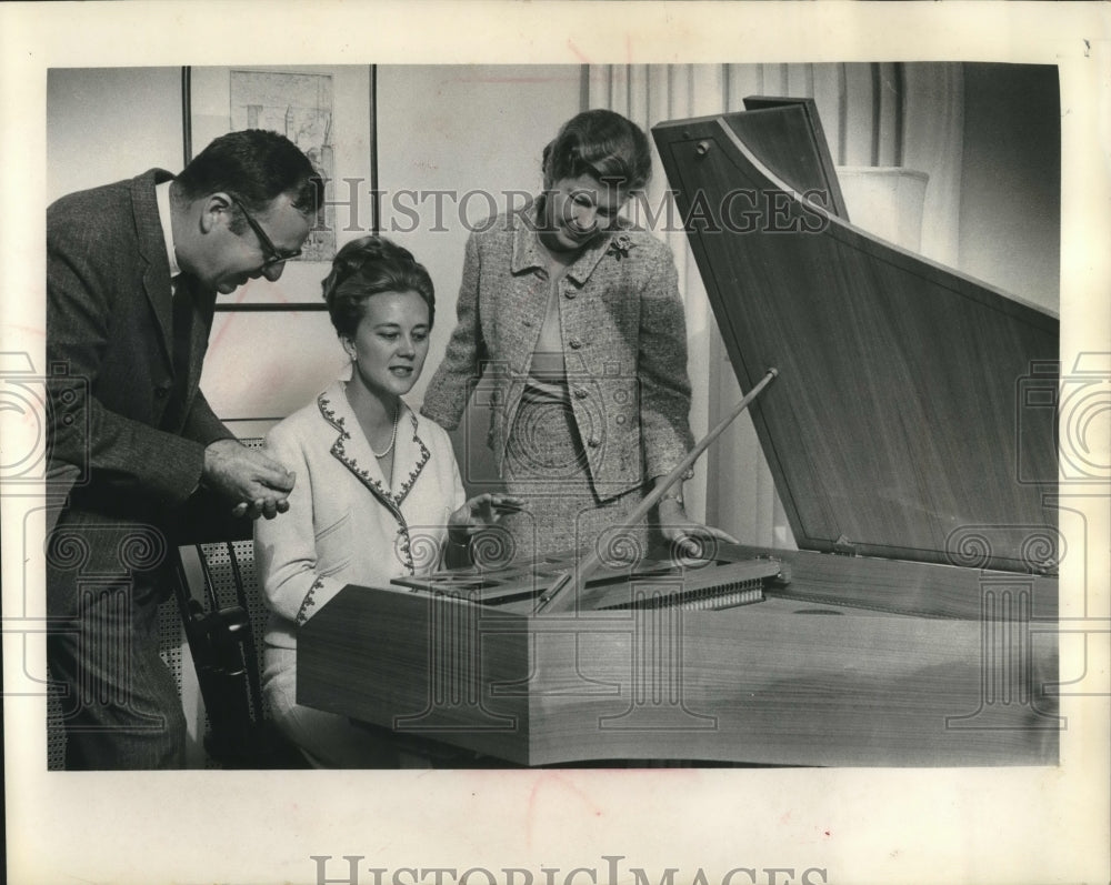 1965 Press Photo Mrs Curtis Tarr playing the harpsichord for guests - mjc10816 - Historic Images