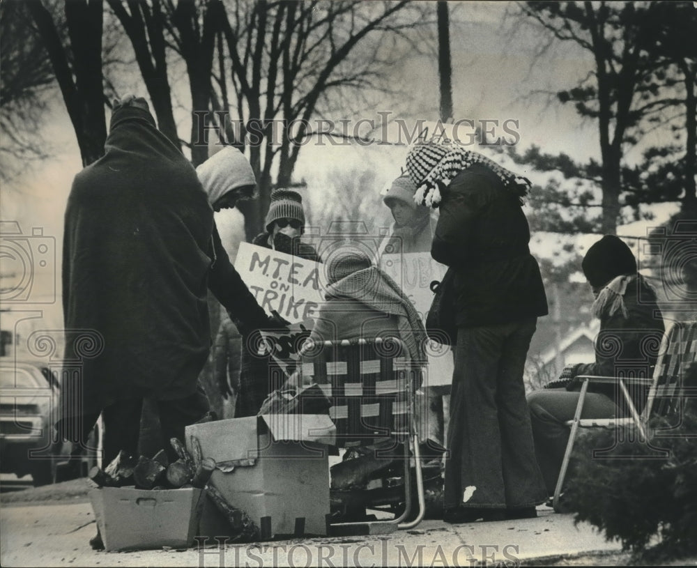 1975 Press Photo Teacher strike at Steuben Junior High School, Milwaukee - Historic Images