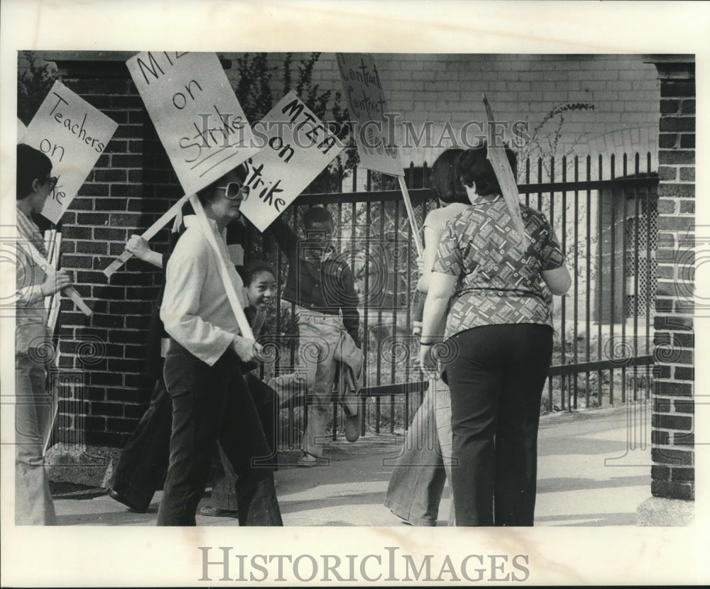 1977, Students watched teachers picket at Siefert School, MIlwaukee - Historic Images