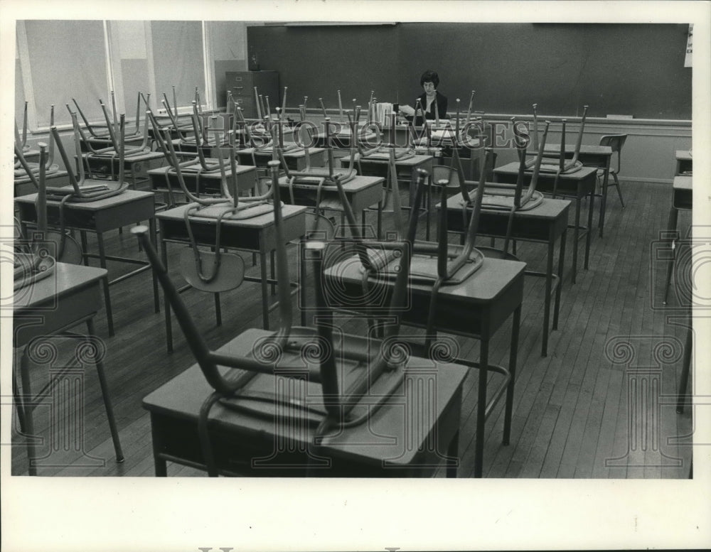 1975 Press Photo Teacher Marion Dishinger at Maryland Avenue School, Milwaukee - Historic Images