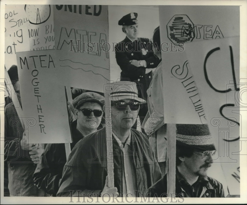 1977 Press Photo Teachers on strike walk past policeman in Milwaukee, Wisconsin. - Historic Images