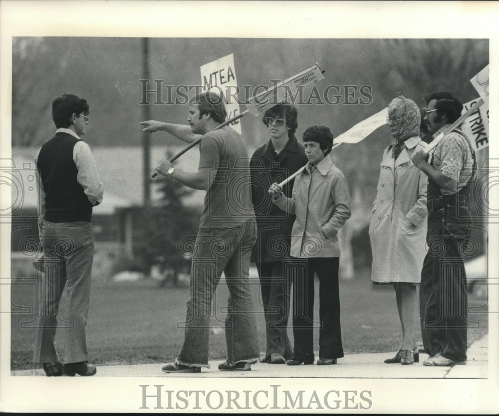 1977, Teacher strike at Wilbur Wright Junior High School, Milwaukee - Historic Images