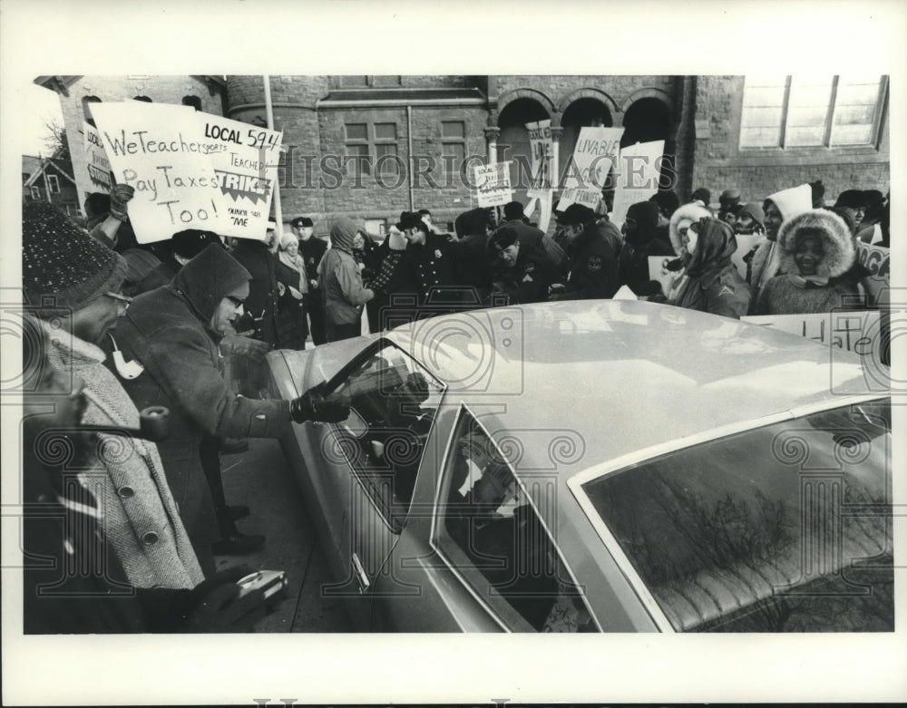1975, Teacher strike Lincoln Junior-Senior High School, Milwaukee - Historic Images