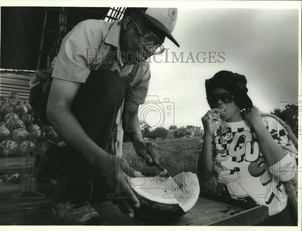 1993 Press Photo John Pope cuts a melon for Gloria Coburn in Milwaukee - Historic Images