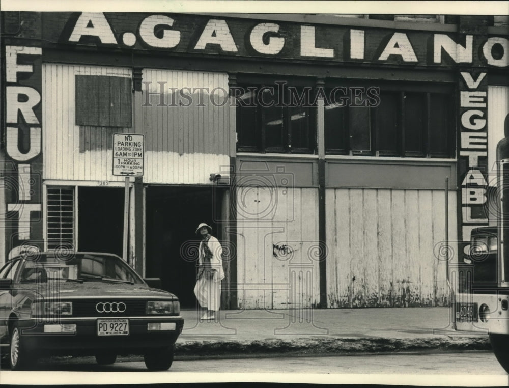 1986 Press Photo Woman at produce warehouse on Commission Row, Third Ward - Historic Images