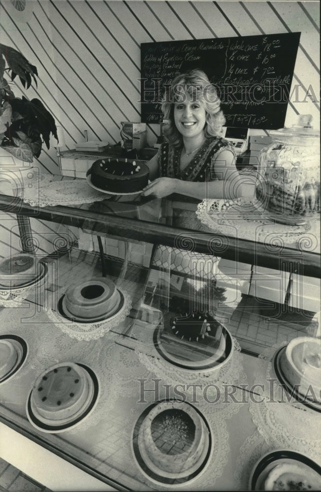 1984, Susan Strothmann owns Suzy&#39;s Cream Cheesecakes on Vliet Street - Historic Images