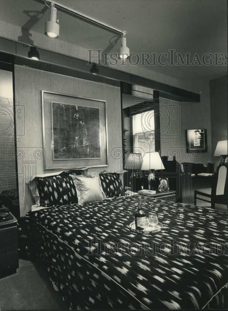 1988 Press Photo Model Apartment bedroom, The Broadway, Wisconsin - mjc10896 - Historic Images