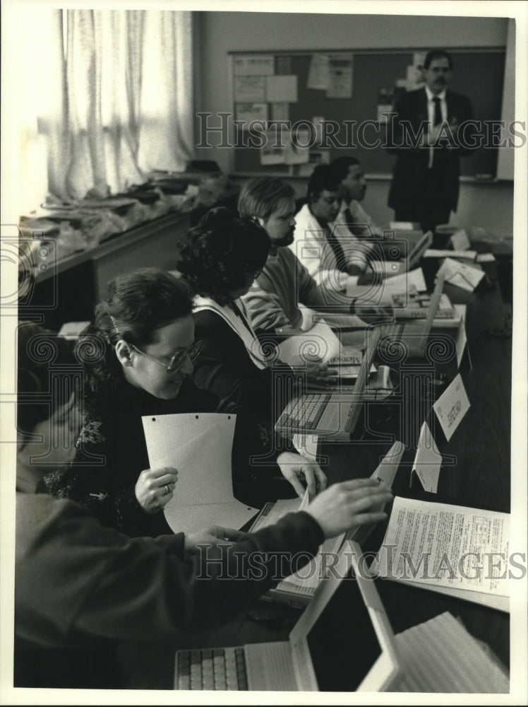 1992 Cardinal Stritch College students using notebook computers - Historic Images