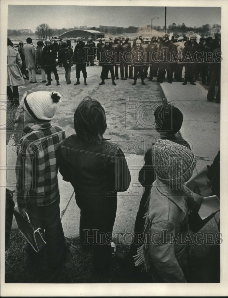 1974 Press Photo Police form line during strike outside Hortonville school - Historic Images