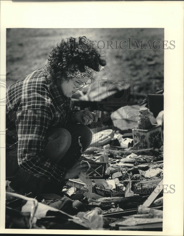 1984 Press Photo Bonnie Hegner picked through homes rubble, Town of Clayton - Historic Images