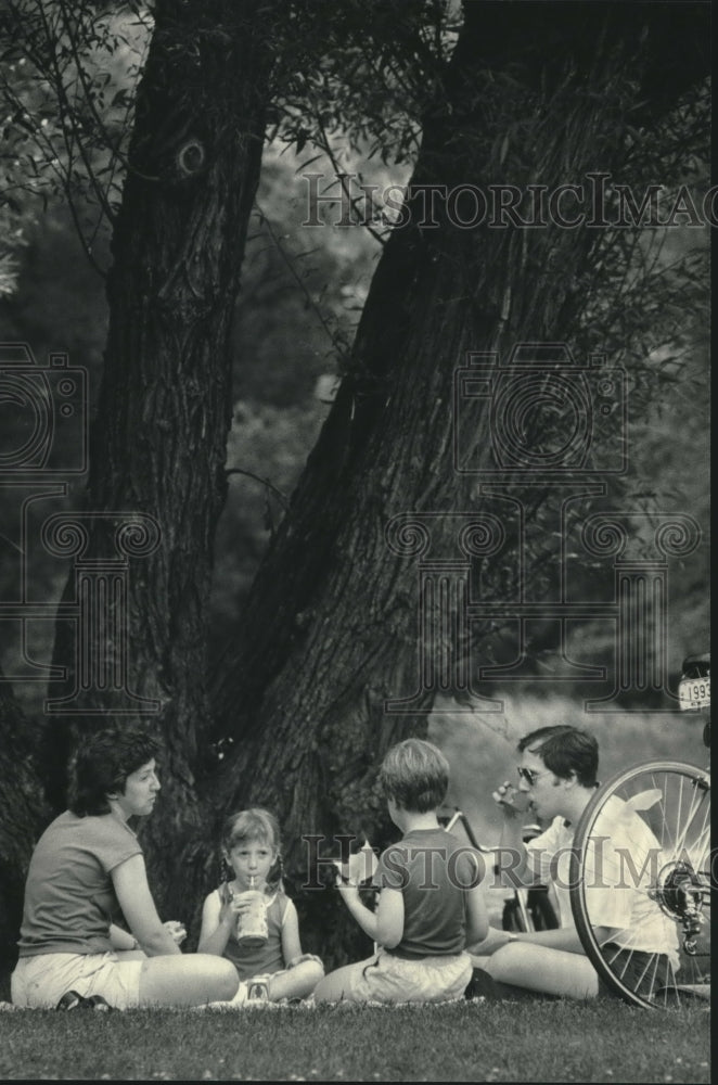 1985 Press Photo Family having picnic under huge shade tree, Greenfield Park - Historic Images